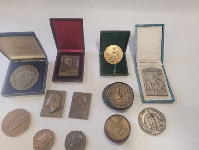Lot de 14 médailles principalement en bronze...