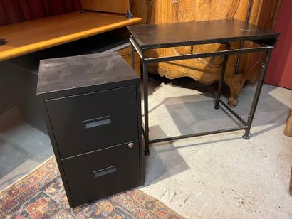 Un lot comprenant une table d'appoint (L79xP46xH75cm)...