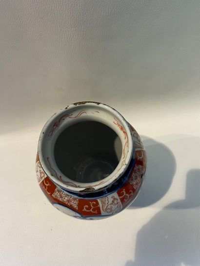 Vase à décor chinois, éclat sur le col, H.24...