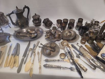 Un lot de métal argenté comprenant timbales,...