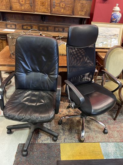 Un lot de 2 fauteuils de bureau à roulettes,...