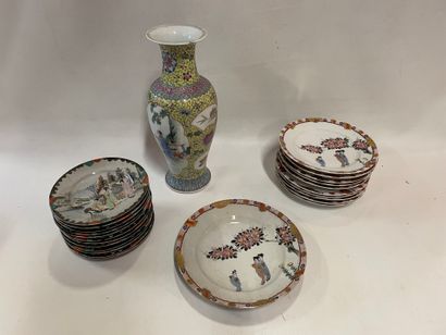 Lot de 23 assiettes dans le gout asiatique...