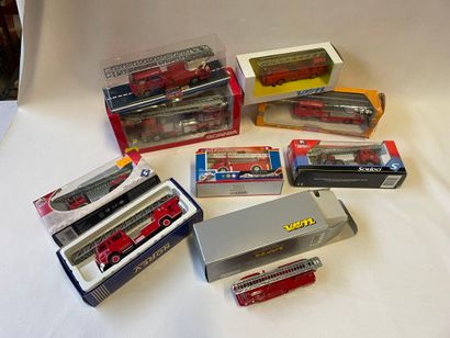 Un lot de 9 camions de pompiers de marques...
