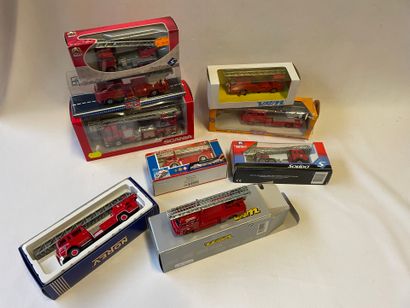 Un lot de 9 camions de pompiers de marques...