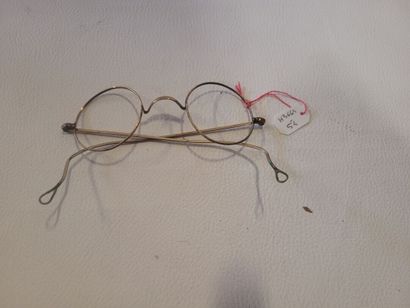 Une paire de lunettes en or, 14k, en l état...