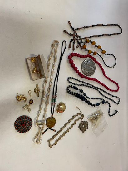 Un lot de bijoux fantaisies comprenant des...