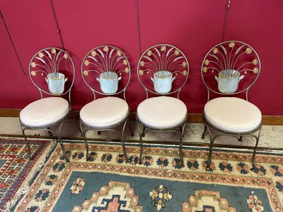 Un lot de 4 chaises en fer forgé à décor...