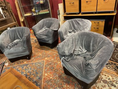 Un lot de 4 fauteuils club, usures vendu...