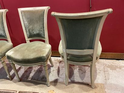 Une série de 4 chaises de style directoire,...
