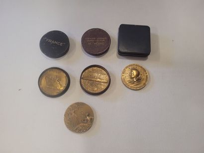 Un ensemble de quatre médailles de la CGT....
