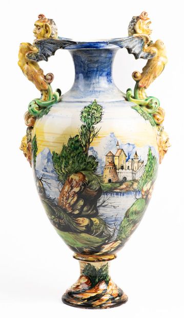 une suite de deux vases dans le goût Majolique...
