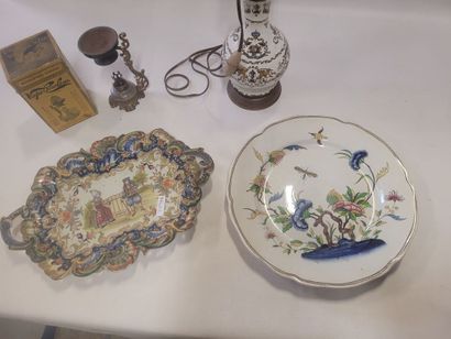 Lot de 4 objets comprenant un lampe dans...