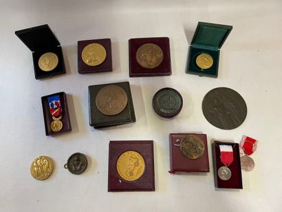 Lot de 11 médailles en bronze, métal.......