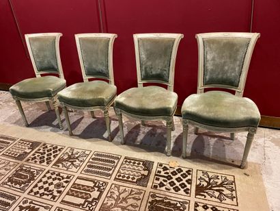 Une série de 4 chaises de style directoire,...