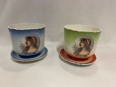 Une paire de cache pot avec leur soucoupe,...