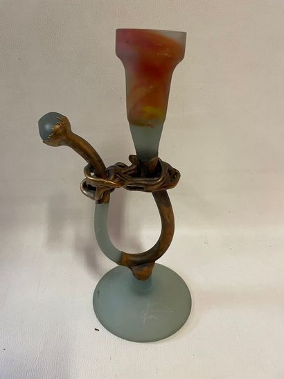 Soliflore d'artiste en pâte de verre portant...