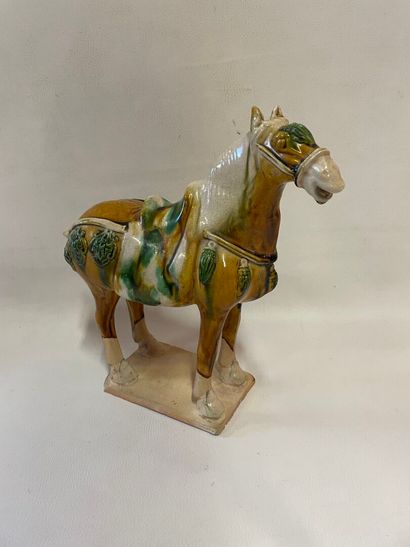 Cheval de style tang en terre cuite polychrome...