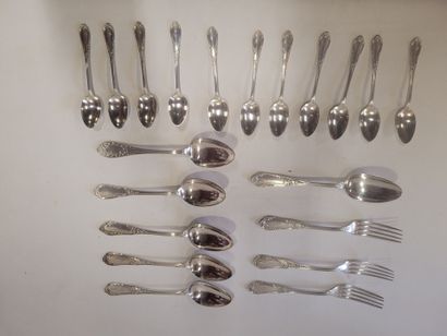 Un ensemble de couverts dépareillés en argent...