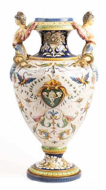 une suite de deux vases dans le goût Majolique...