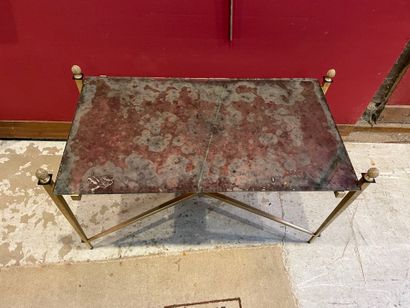 Table basse en métal dorée et verre, entretoise...