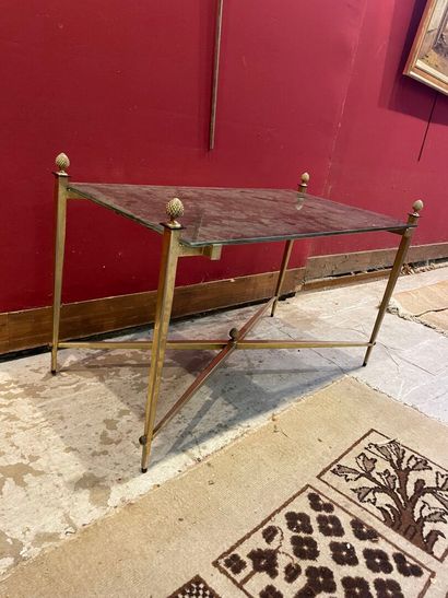 Table basse en métal dorée et verre, entretoise...