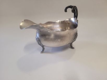 Une saucière, reposant sur trois pieds à...