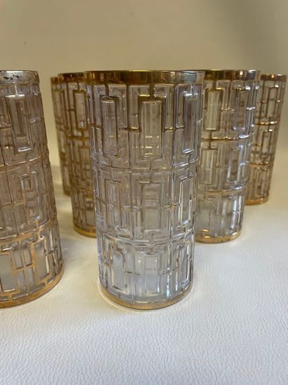 Un lot de 12 verres de bar dorés, de la marque...