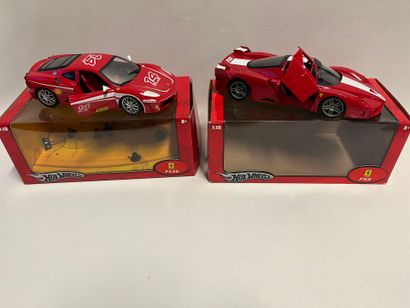 un lot de 2 voitures à l'échelle 1/18ème...