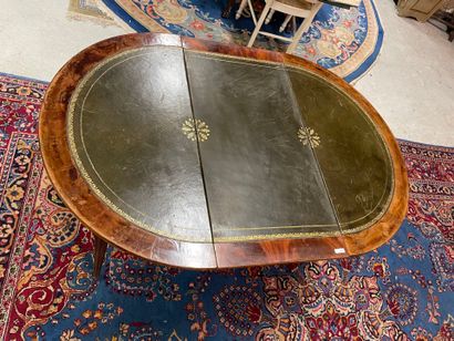Table ronde de style Louis XV, gainé de cuir...