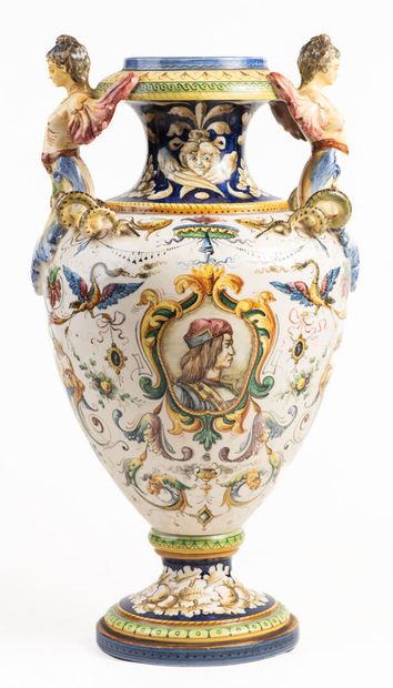 une suite de deux vases dans le goût Majolique...