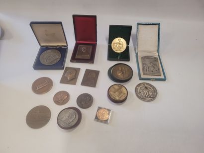 Lot de 14 médailles principalement en bronze...