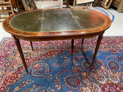 Table ronde de style Louis XV, gainé de cuir...