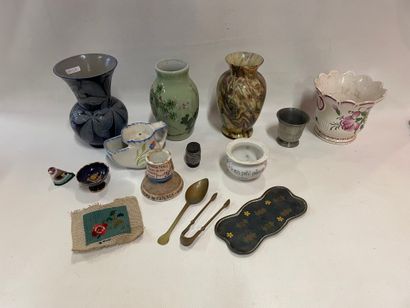 lot comprenant vases, tasses, boite à pilules,...
