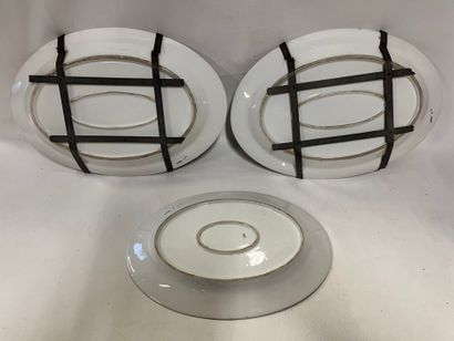 Une suite de deux plats en faïence à décor...