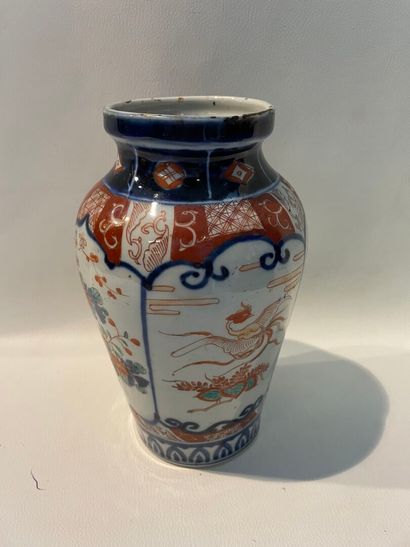 Vase à décor chinois, éclat sur le col, H.24...