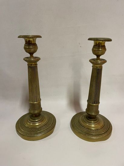 Paire de bougeoirs en bronze ciselé. H27...