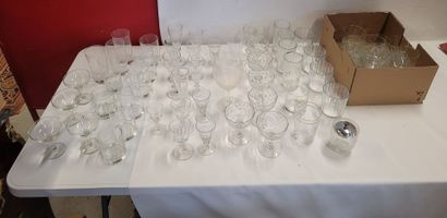 Un lot de verres divers, flutes, coupes à...