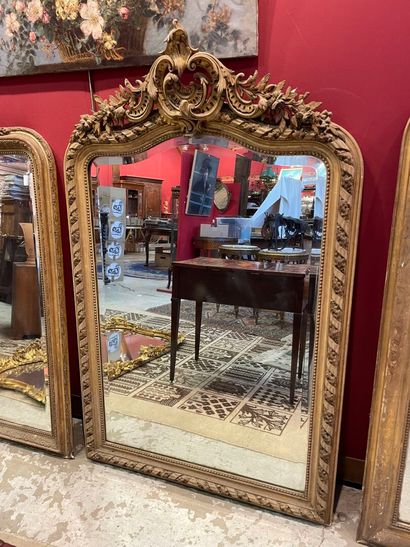 Un miroir de style rocaille, stuc doré, à...