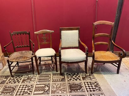 Un lot de 4 chaises et fauteuils dépareillés,...