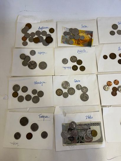 Un lot de monnaies étrangères et timbres