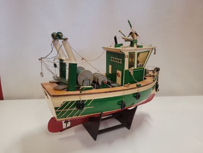 Une maquette de bateau de pêche en bois,...