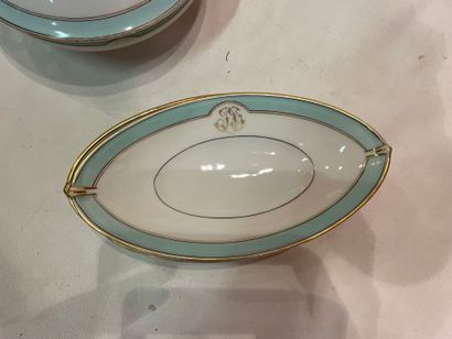 Une partie de service en porcelaine blanche...