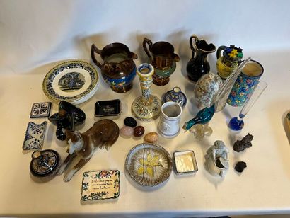 Lot d objets comprenant pichets en Jersey,...