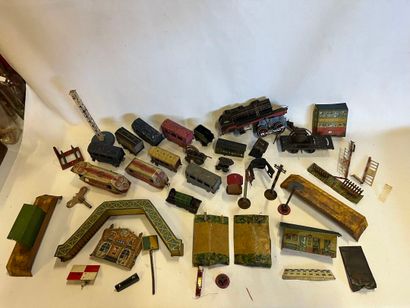 Lot de wagons, locomotives, décors en tôle...