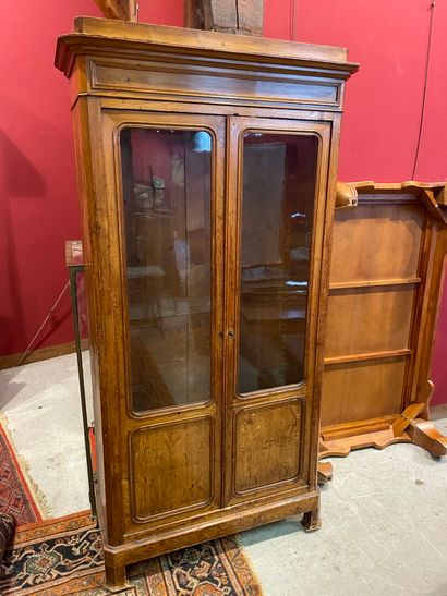 Une vitrine en pitchpin, pans coupés, ouvrant...