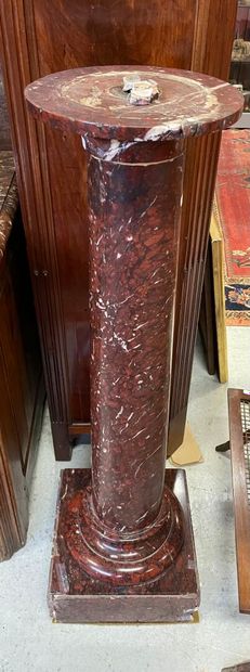 Une colonne en marbre sur socle, nombreux...