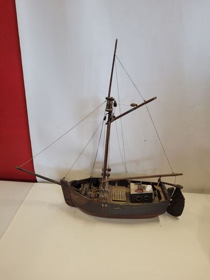 Un lot de deux maquettes de bateaux de pêche...
