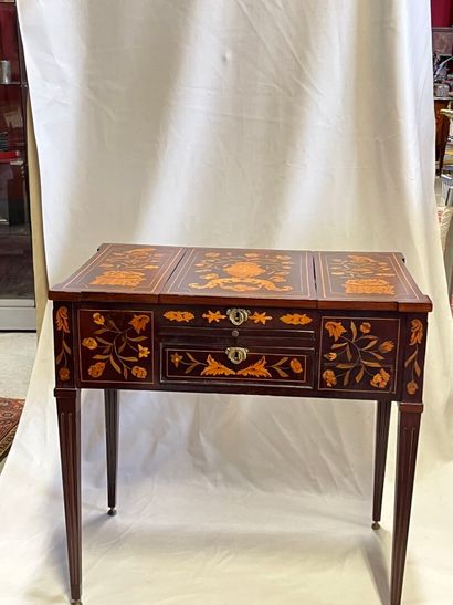 Coiffeuse de style Louis XVI, bois de placage...