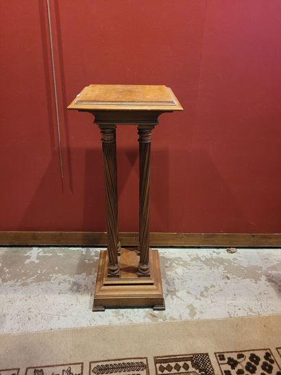 Une sellette en bois à 4 colonnes H 110 cm,...