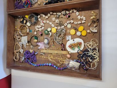 Un lot de bijoux fantaisie et en plaqué or,...